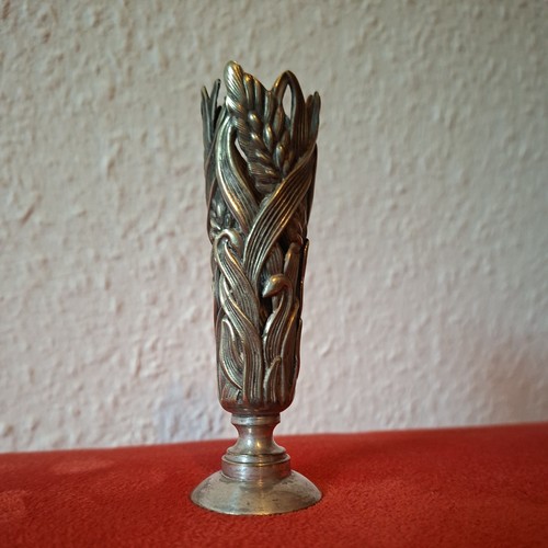 Metallvase mit floralem